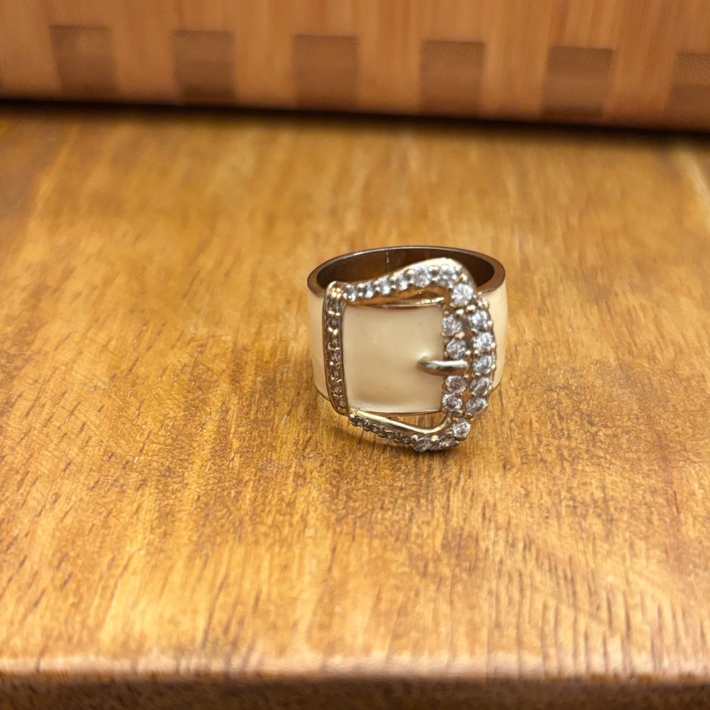 Vintage Elegant Gold and Cream Buckle Ring